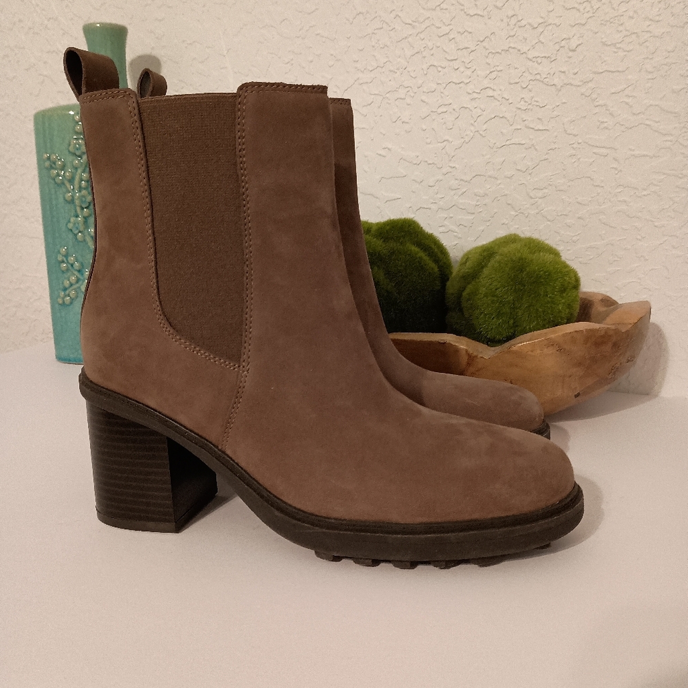 Vionic Truckee Weather Proof Suede Chelsea Ankle Boots Women 8 Taupe Block Heel